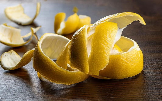 Nie wyrzucaj skórki z cytryny! Genialne triki zero-waste w Twoim domu